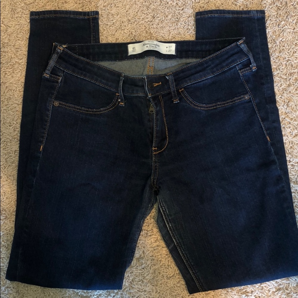 Perfect dark wash everyday jeans. Size 4short